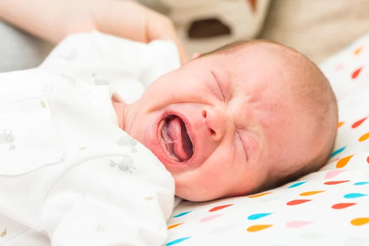 Bør jeg la babyen min "gråte den ut"? – illustration